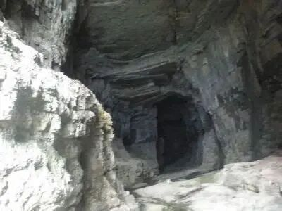 万仞洞峡谷——凤凰新闻社讯【覃波/文】